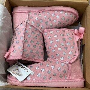 NEW Arctic Paw Girl’s pink winter boots with silver metallic hearts - Size 1